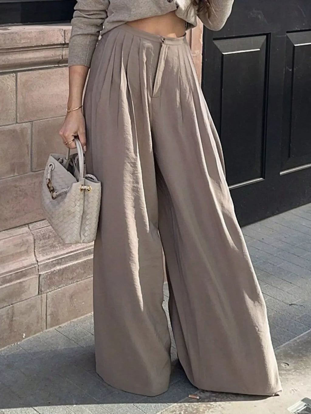 Wide-Leg Pleated Pants – detail view 2 – Muse & Moss